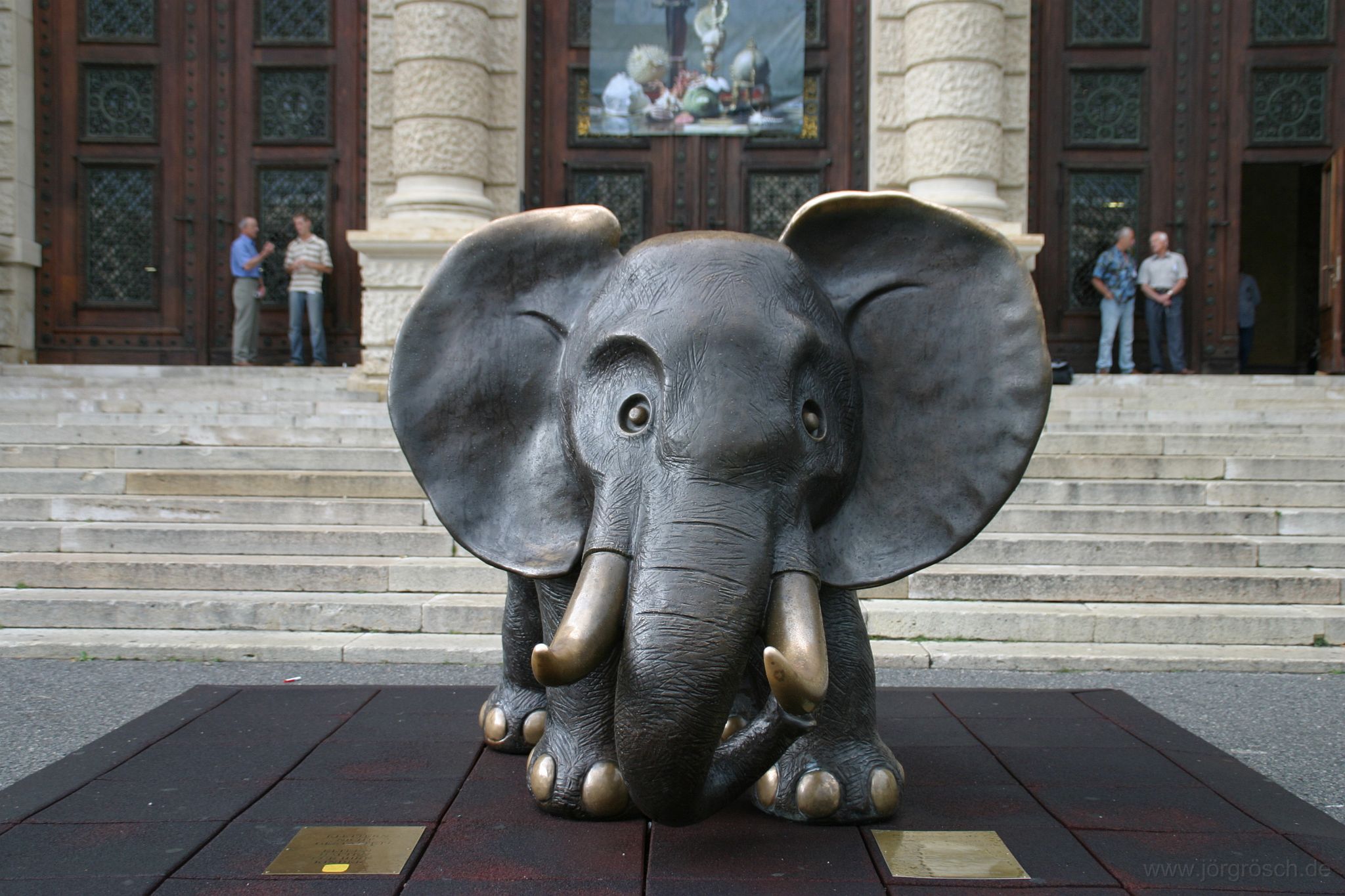 200706 wienelefant.jpg - Elefant vor dem Naturhistorischen Museum in Wien